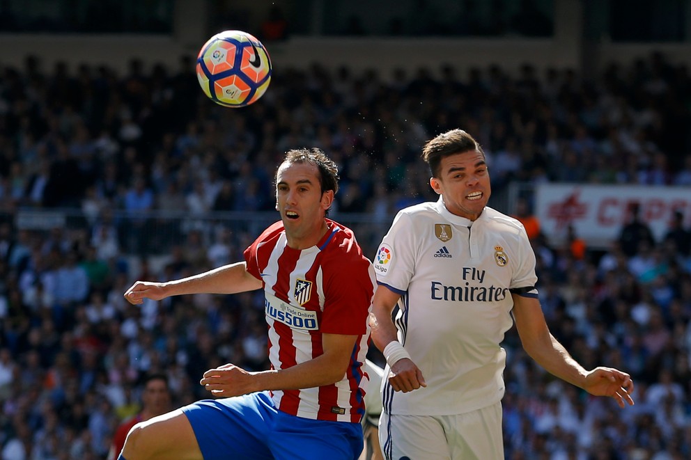 Pepe (vpravo) bol súčasťou defenzívy Realu desať rokov.