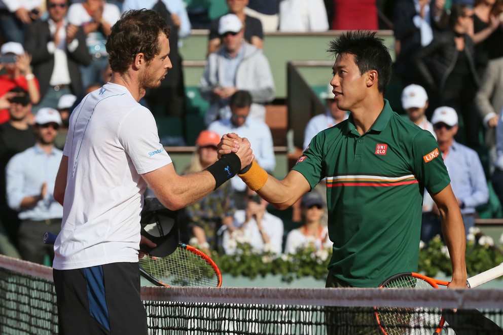 Andy Murray (vľavo) prijíma gratuláciu od Keia Nišikoriho.