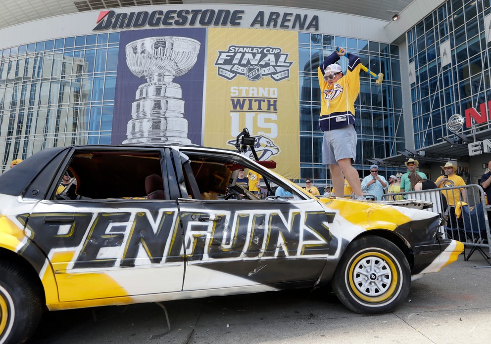 Fanúšik Nashvillu udiera do vraku auta pomaľovaného vo farbách Pittsburghu.
