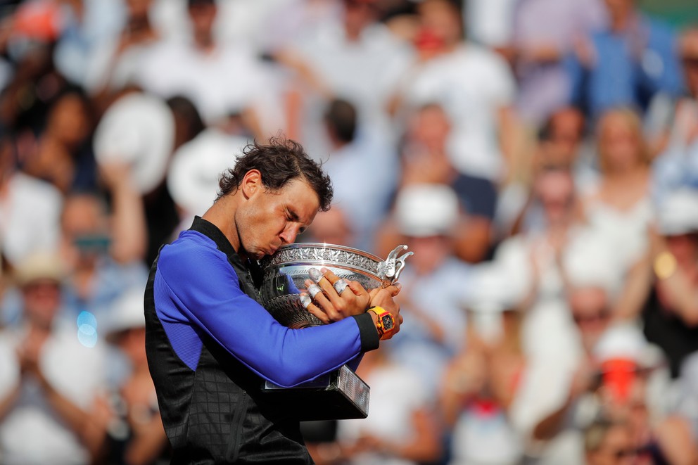 Rafael Nadal bozkáva trofej pre víťaza Roland Garros.