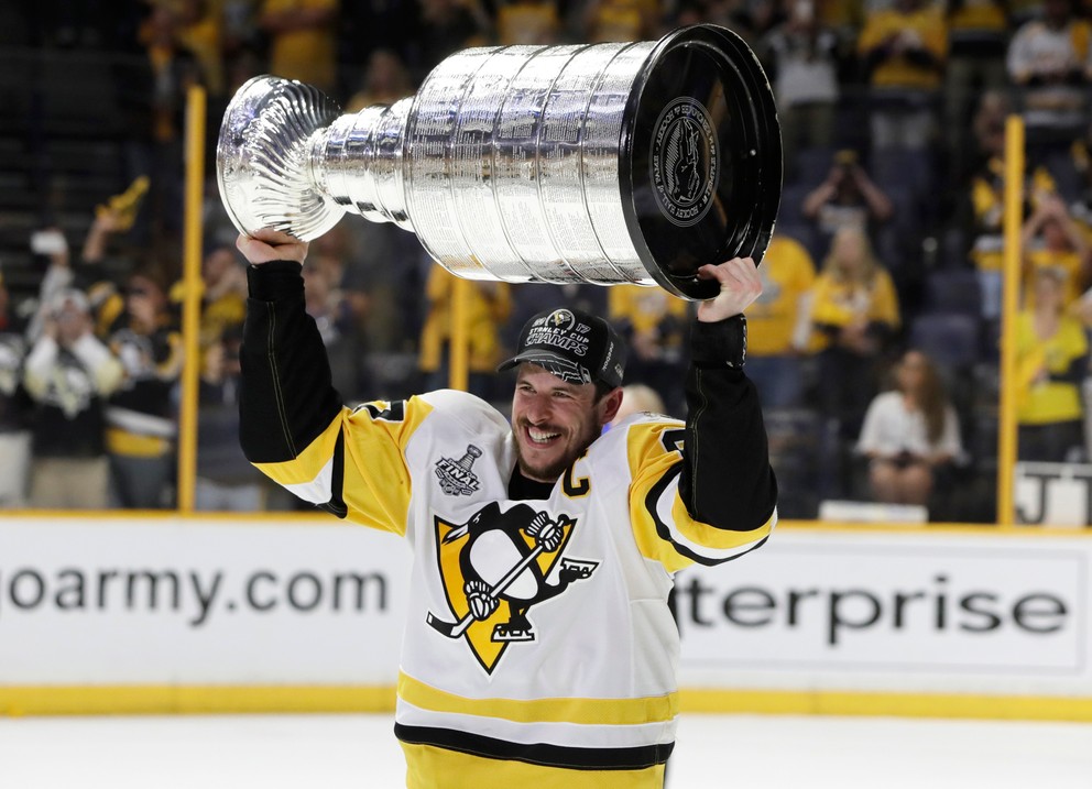 Na snímke kapitán Pittsburghu Penguins Sidney Crosby dvíha nad hlavu Stanleyho pohár.