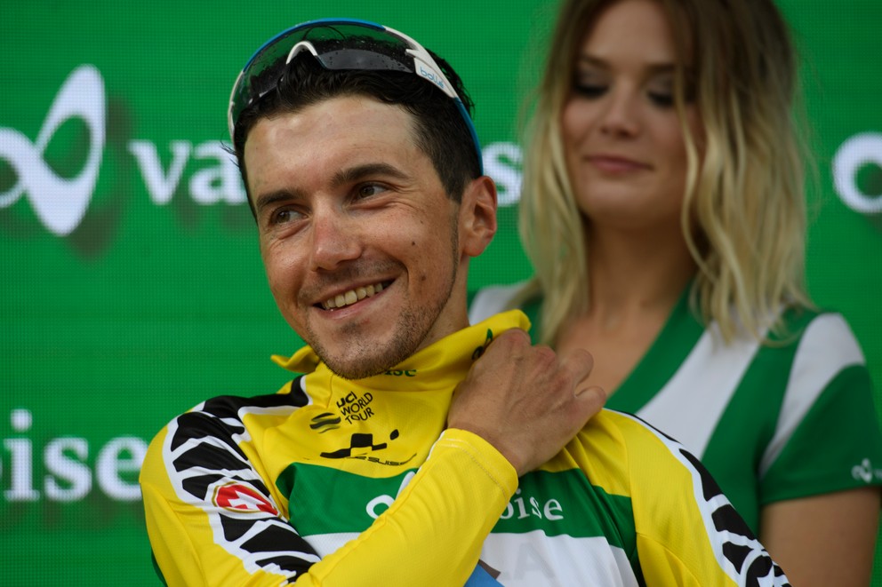 Domenico Pozzovivo z tímu AG2R La Mondiale sa napokon obliekol aj do žltého dresu pre lídra celkového poradia.