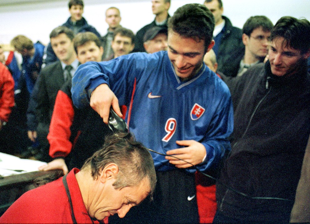 Juraj Czinege strihá vlasy trénerovi Dušanovi Radolskému po postupe vtedajšej dvadsaťiednotky na európsky šampionát.