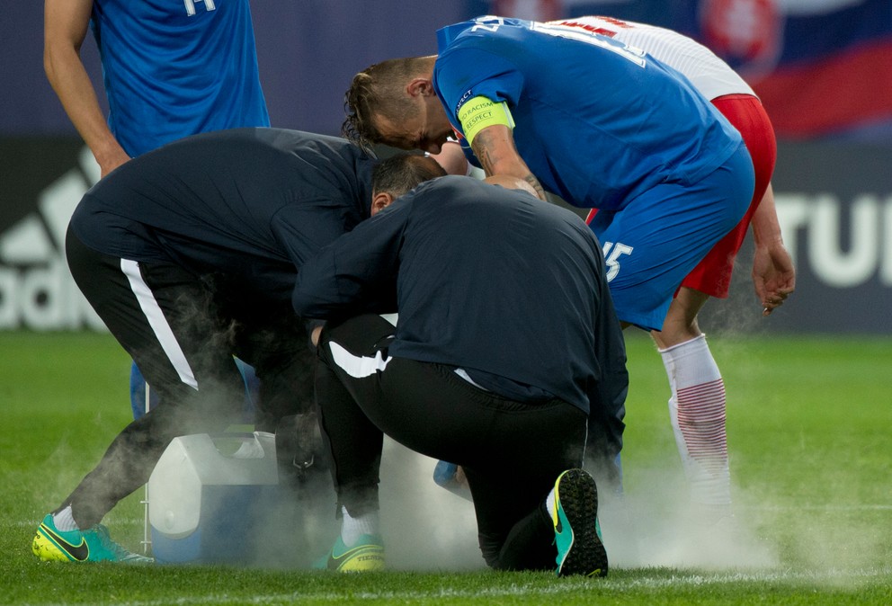 Na snímke Adam Zreľák (Slovensko) v opatere lekárov počas zápasu Poľsko - Slovensko na ME vo futbale do 21 rokov.