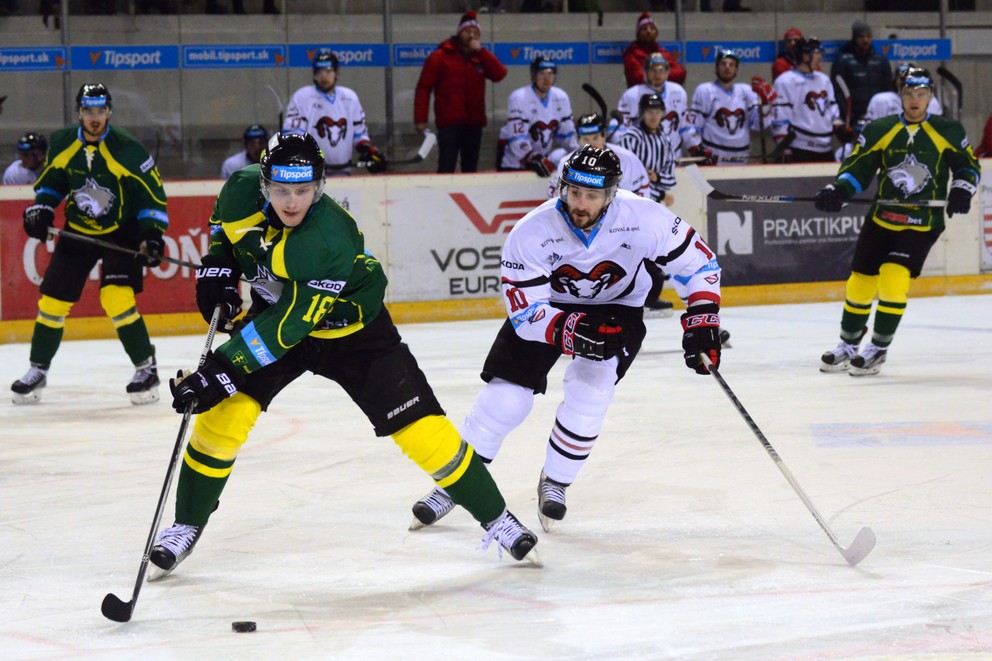 Okrem Trenčína si Roman Tománek (s číslom 10) obliekal v minulej sezóne aj dres Banskej Bystrice.