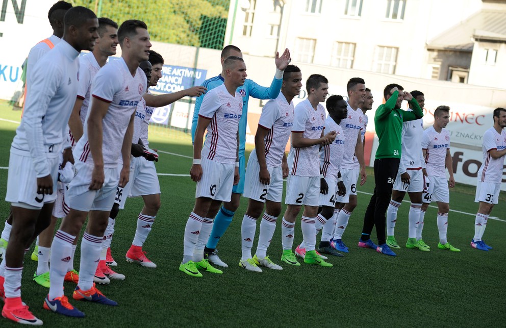 Futbalisti AS Trenčín oslavujú víťazstvo nad Torpedom Kutaisi.