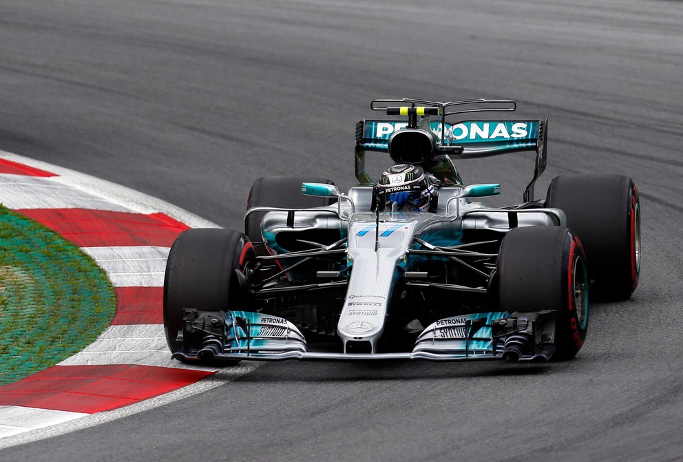 Na snímke Fín Valtteri Bottas si vybojoval pole position v kvalifikácii na Veľkú cenu Rakúska.