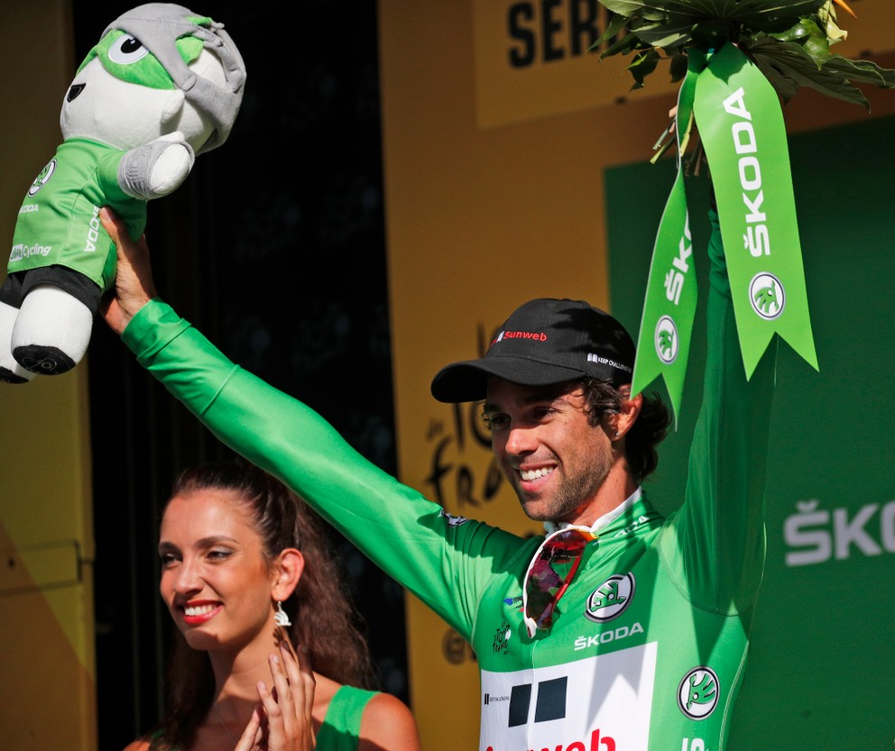 Austrálčan Michael Matthews (Sunweb) v zelenom drese lídra bodovacej súťaže na pódiu po 17. etape cyklistických pretekov Tour de France.