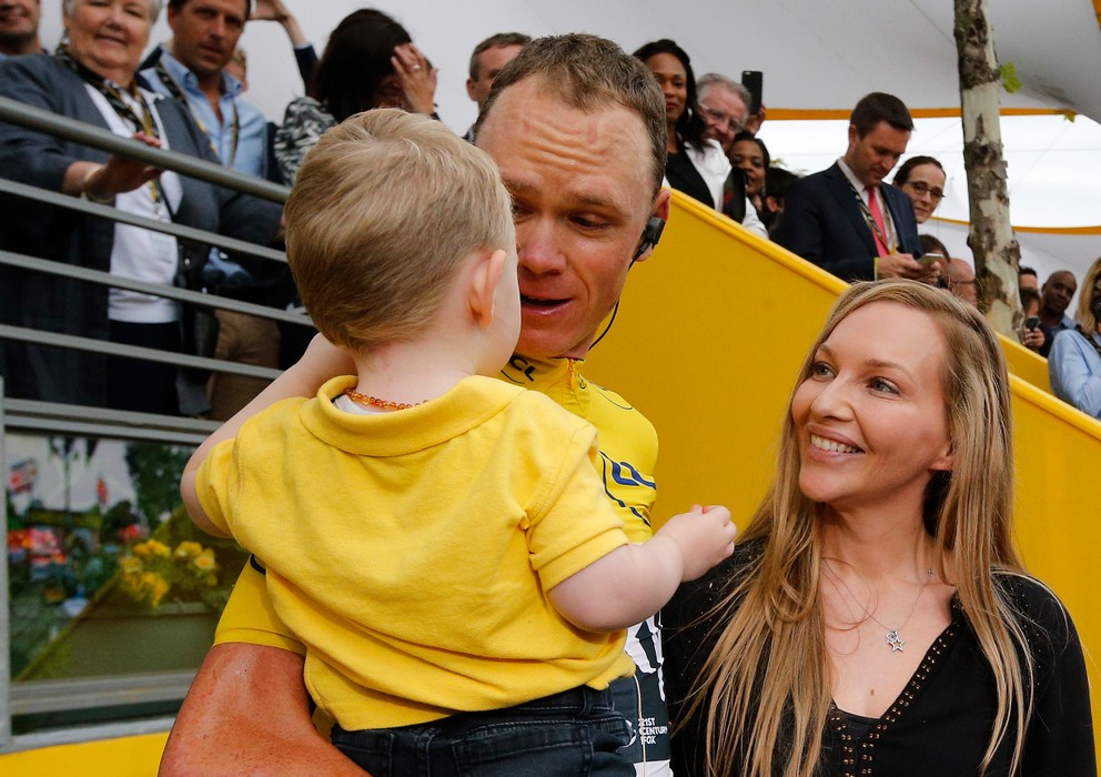 Chris Froome v cieli svojej etapy so synom Kellanom a manželkou Michelle.