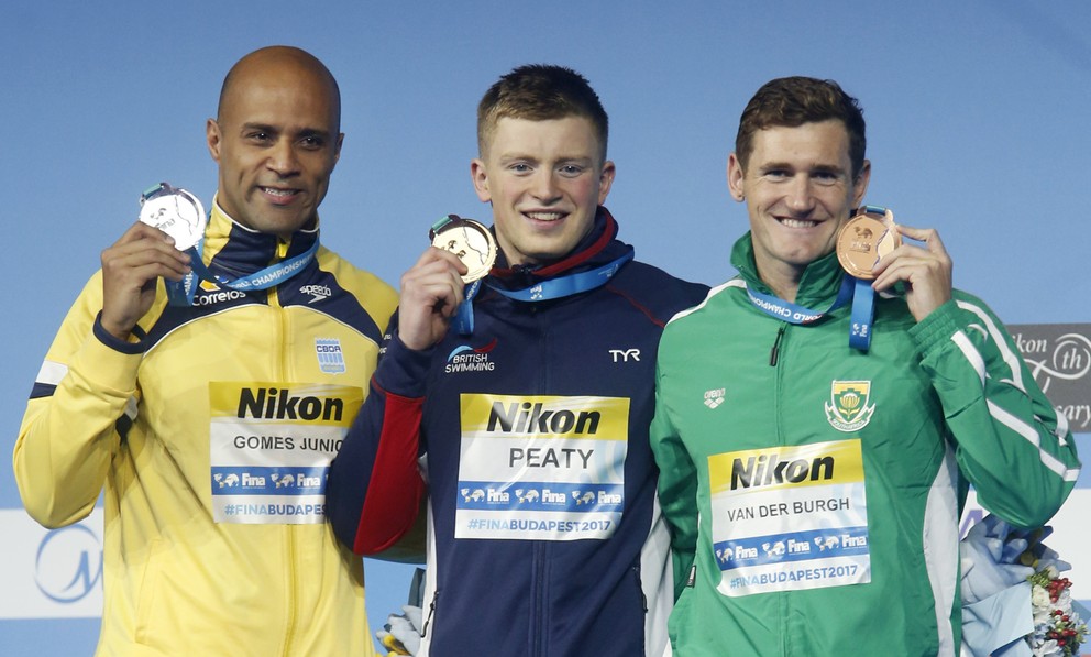 Zľava strieborný Joao Gomes, zlatý Adam Peaty a bronzový Cameron van der Burgh.
