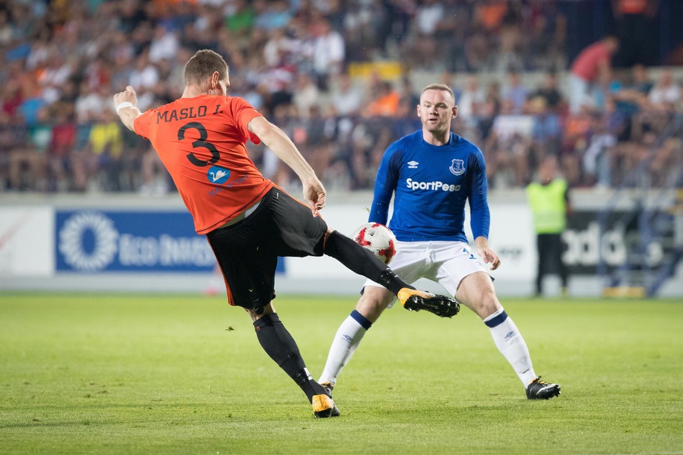 Ján Maslo a Wayne Rooney v odvete 3. predkola Európskej ligy vo futbale MFK Ružomberok - FC Everton v roku 2017.