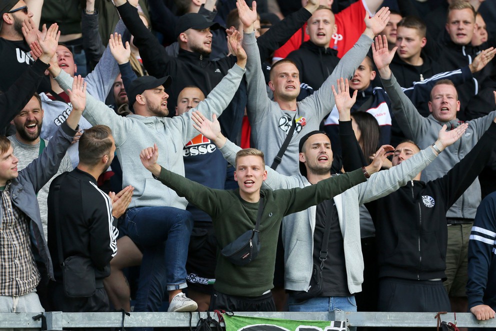 Fanúšikovia Hannoveru reagujú po tom, ako rozhodca zápas ukončil.