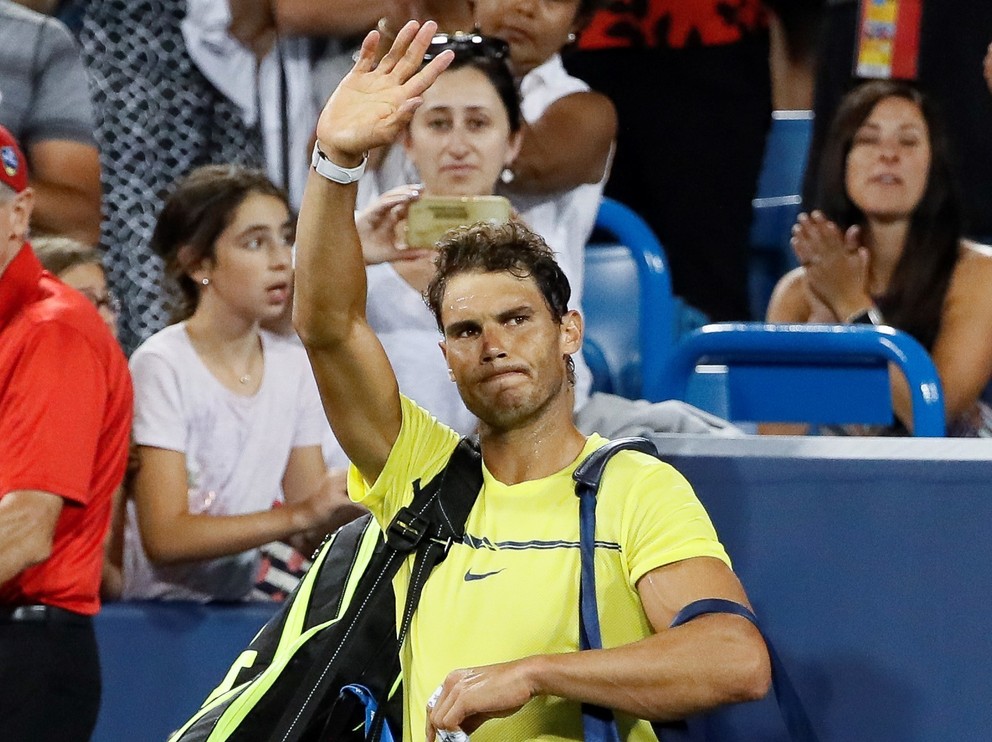 Rafael Nadal sa lúči s divákmi po prehre s Nickom Kyrgiosom.