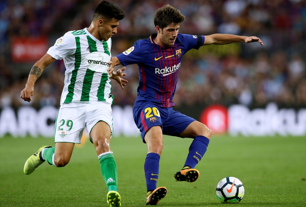 Sergi Roberto si kryje loptu pred Juanjom z Betisu.