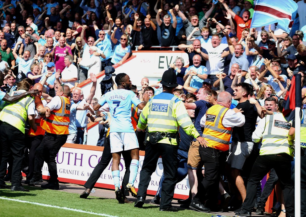 Raheem Sterling sa po góle na 2:1 šiel radovať s fanúšikmi. Za tieto oslavy dostal druhú žltú a zároveň červenú kartu.