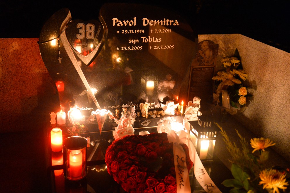 Sviečky horia na hrobe hokejistu Pavla Demitru na cintoríne, 7. septembra 2013 v Trenčíne.