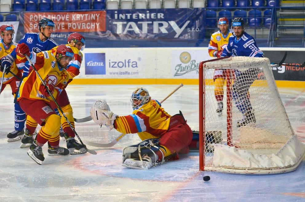 Michal Valent z HK Dukla Trenčín (uprostred) počas hokejového zápasu 2. kola Tipsport ligy.