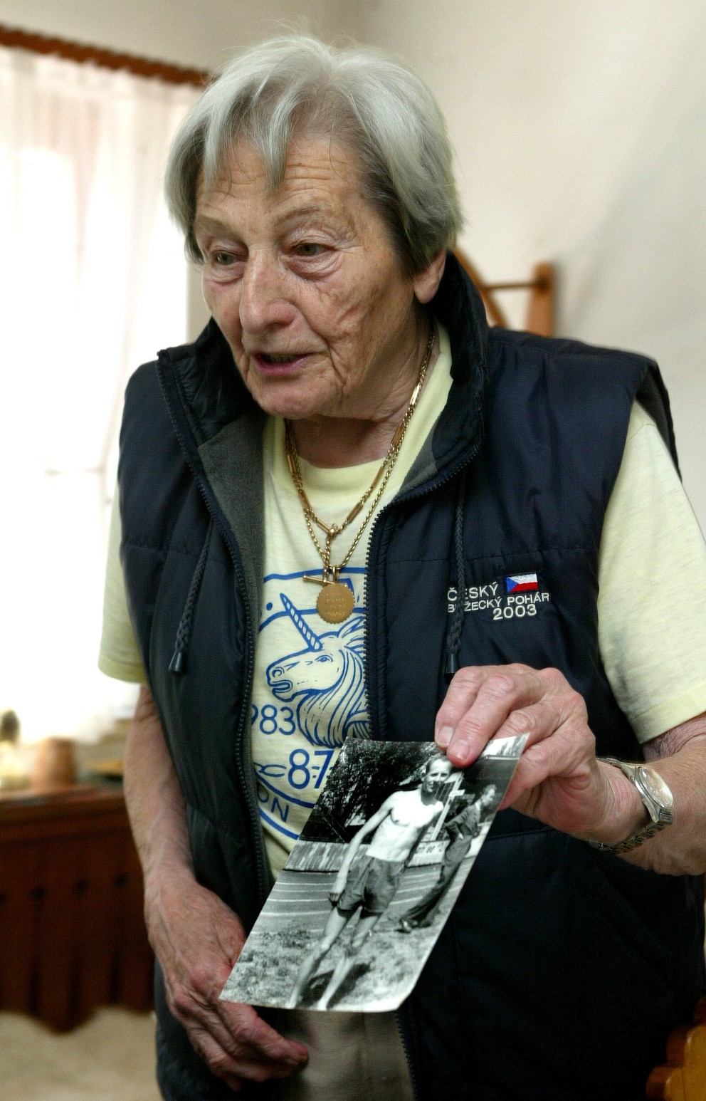 Dana Zátopková drží fotografiu svojho zosnulého manžela.