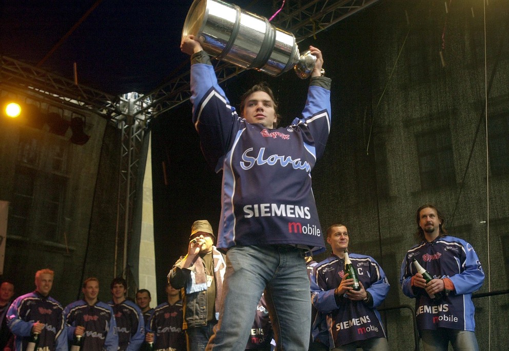 Michal Hudec s víťaznou trofejou v drese Slovana v roku 2005.