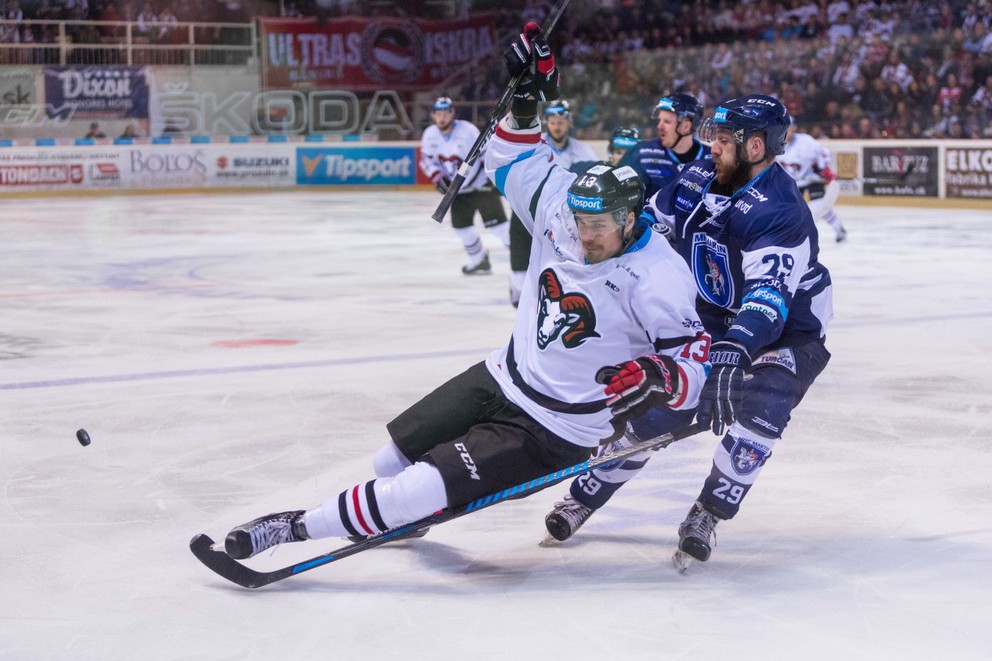 Obranca Liptovského Mikuláša Marek Pacalaj (vpravo) dostal peňažný trest.