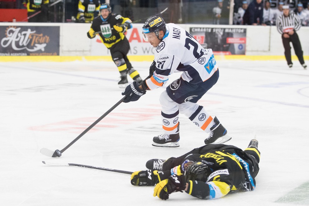 Na snímke zhora Ladislav Nagy (Košice) a Martin Vyskoč (Detva) v zápase 10. kola Tipsport ligy v hokeji HC 07 Orin Detva - HC Košice.