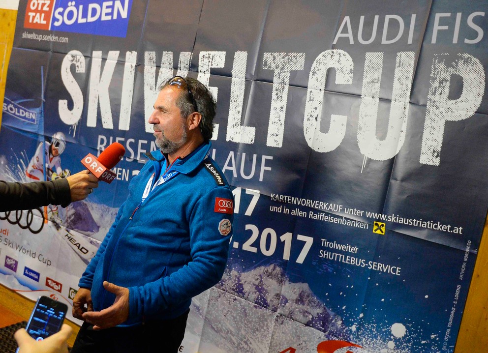 Riaditeľ pretekov Rainer Gstrein informuje novinárov o zrušení pretekov v Söldene.