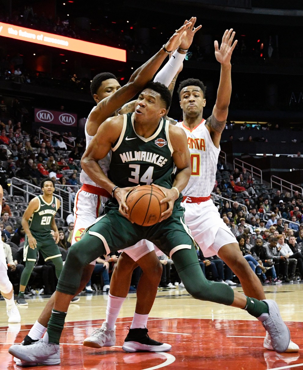 Giannis Antetokounmpo (v popredí).