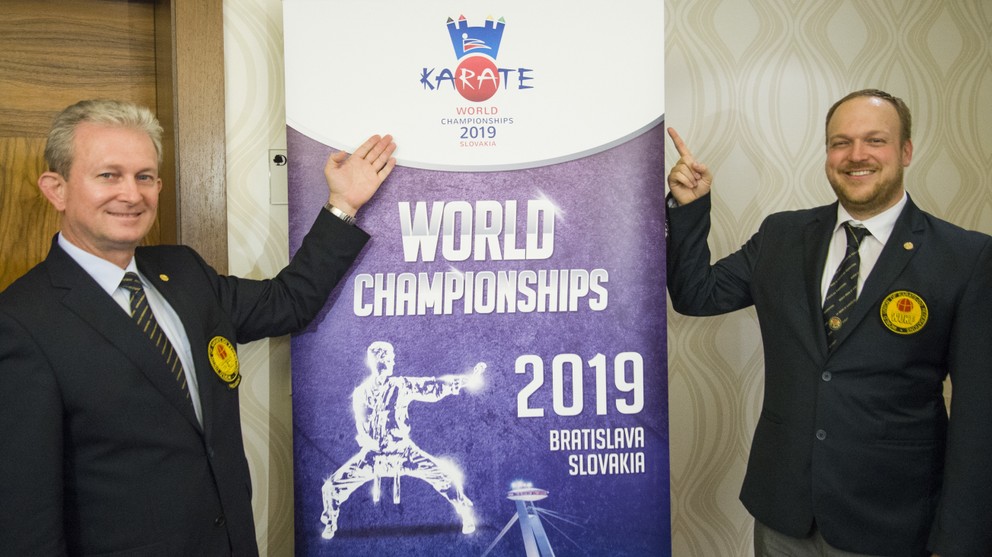 Prezident Svetovej únie karate WUKF (World Union of Karate-do Federation) Liviu Crisan (vľavo) a prezident Slovenskej federácie karate a bojových umení (SFKaBU) Daniel Baran počas spoločnej tlačovej konferencie v Bratislave.