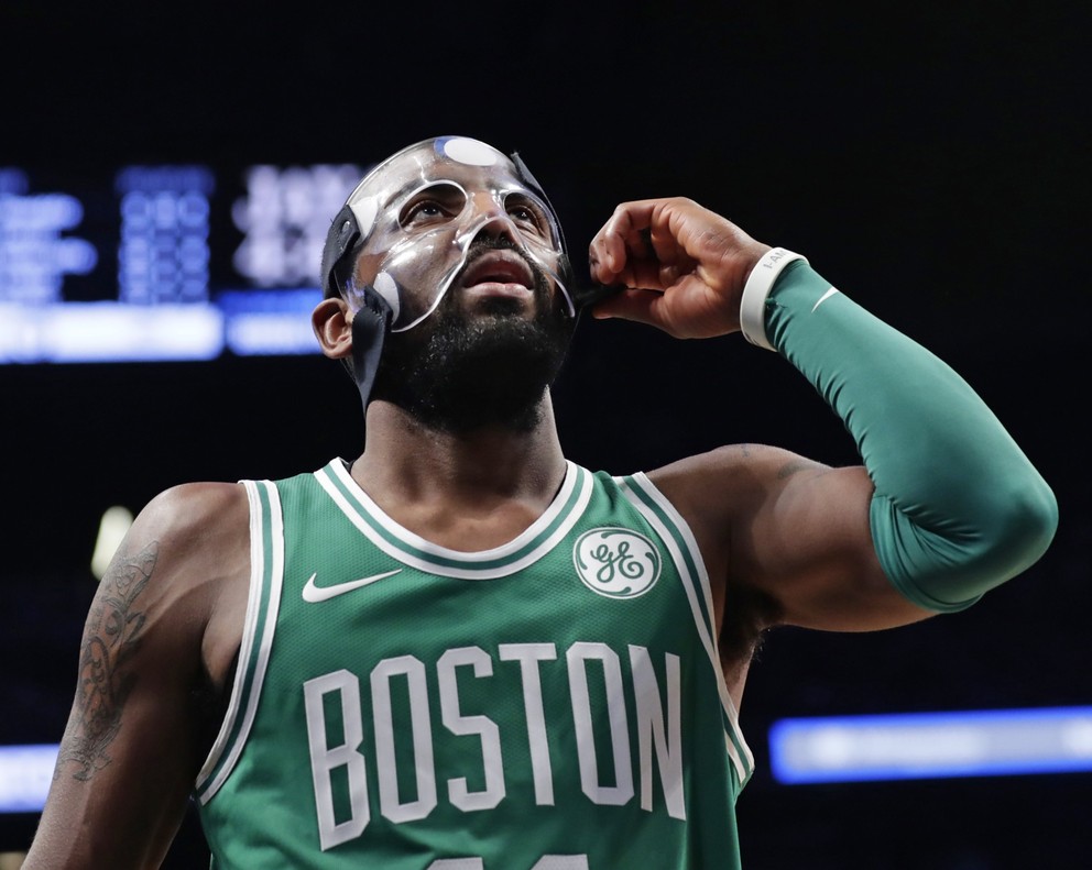 Kyrie Irving v špeciálnej maske.