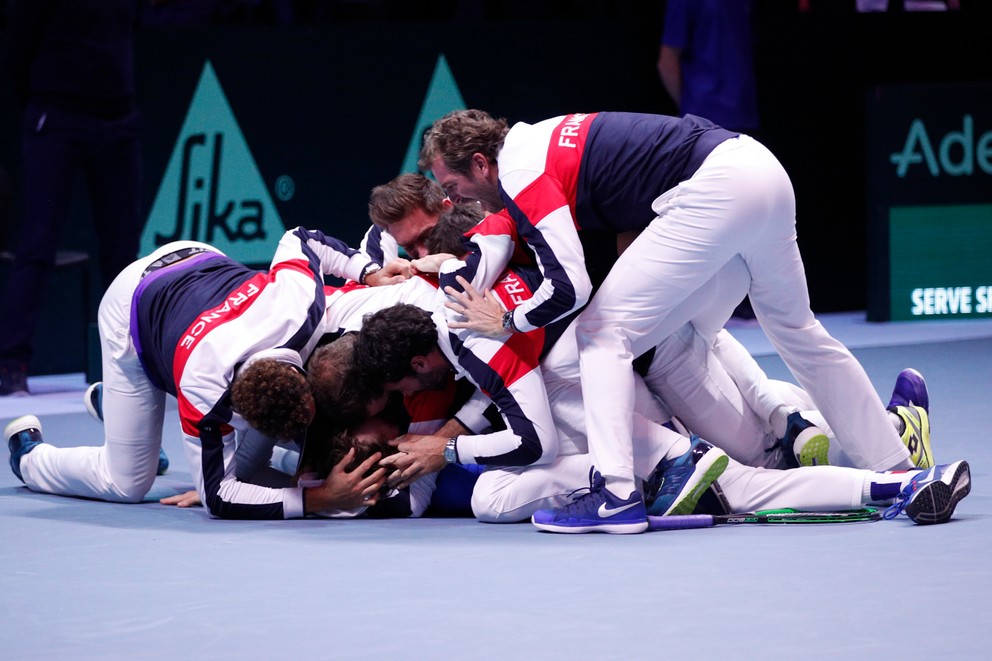 Reprezentačný tím Francúzska oslavuje víťazstvo v Davisovom pohári.