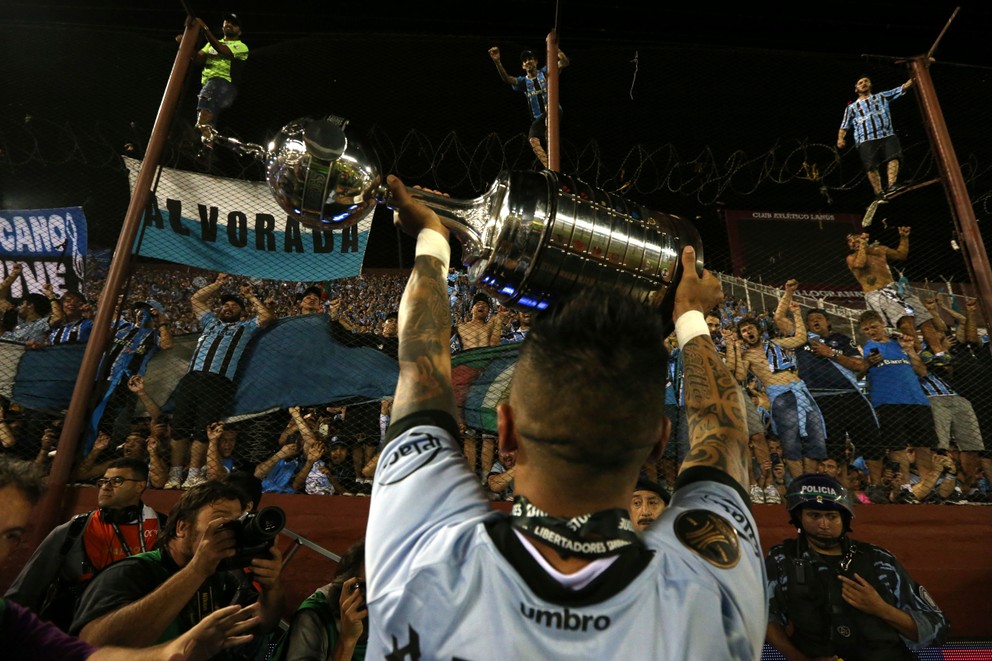 Hráč Gremia Lucas Barrios s trofejou pre víťaza Pohára osloboditeľov.