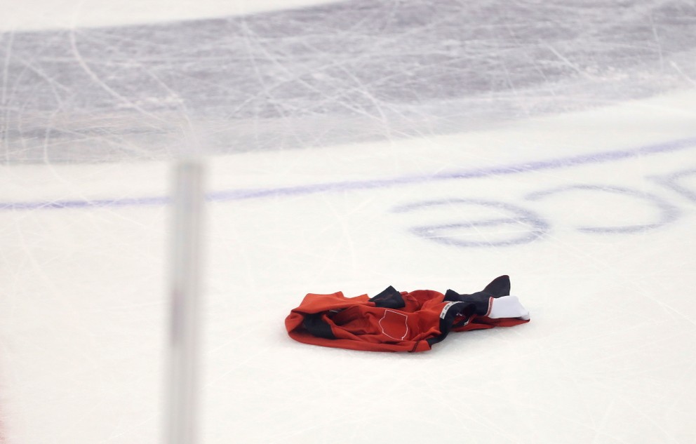Jeden z fanúšikov Ottawy vysokú prehru nezvládol a na ľad hodil svoj dres.