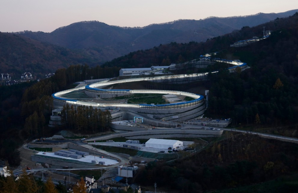 Na snímke pohľad na športové centrum s ľadovým korytom v juhokórejskom Pjongčangu.