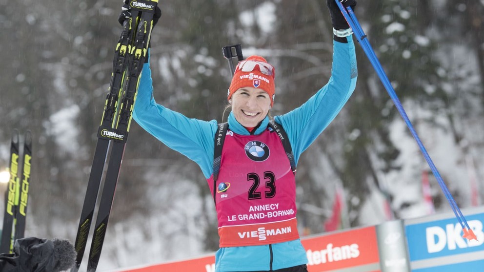 Slovenská biatlonistka Anastasia Kuzminová sa raduje z víťazstva v šprinte žien na 7,5 km v 3. kole Svetového pohára.