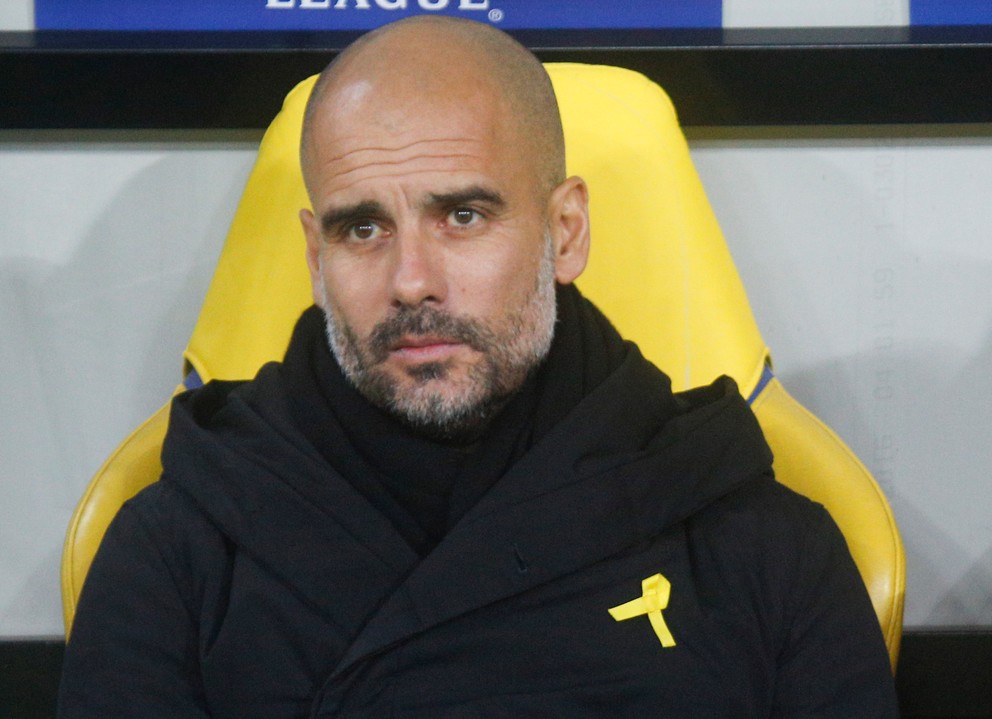Josep Guardiola má na oblečení počas duelov žltú stužku.