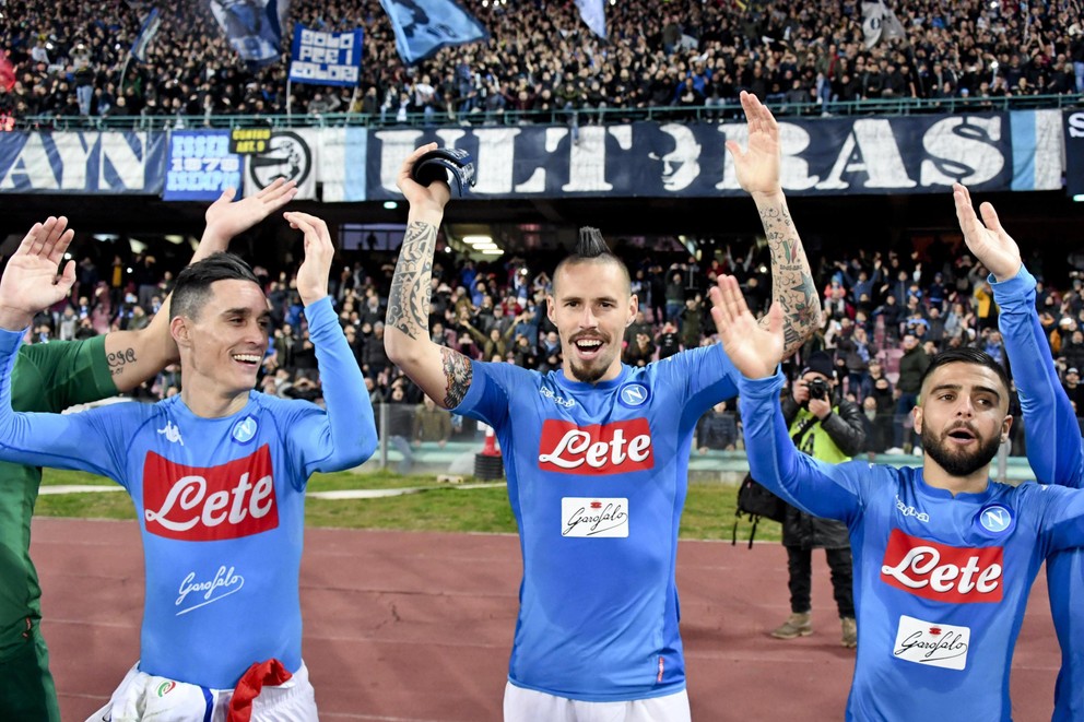 ráči SSC Neapol, zľava Jose Callejon, Marek Hamšík a Lorenzo Insigne sa tešia po zápase.