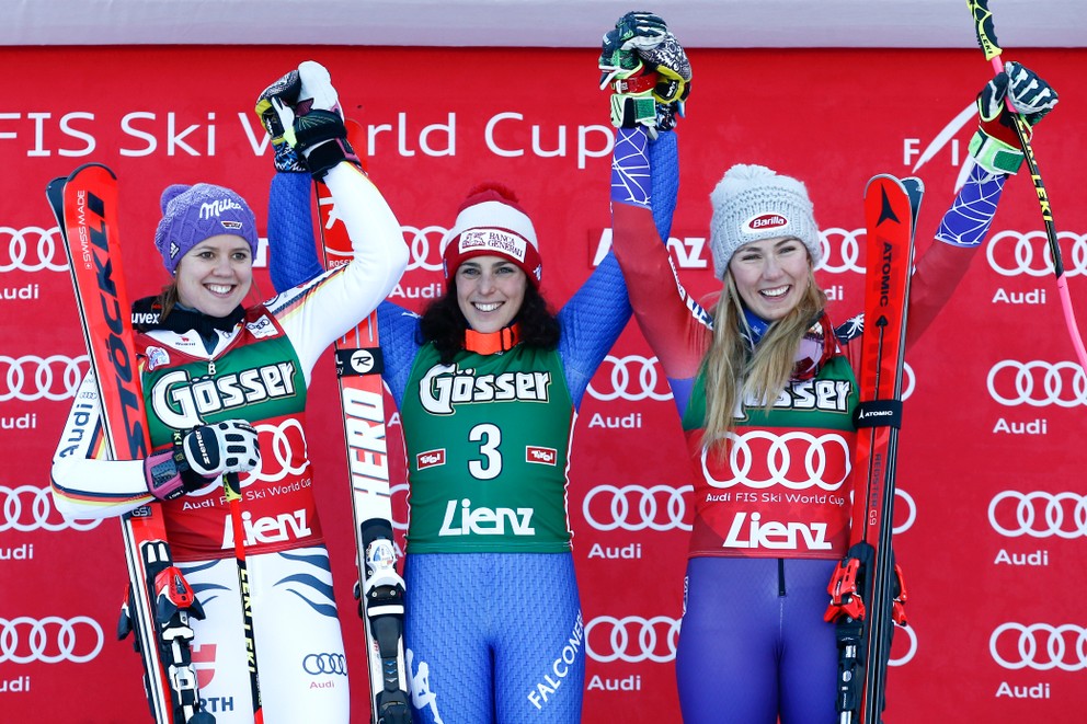 Zľava tretia Viktoria Rebensburgová, v strede víťazka Federica Brignoneová a vpravo tretia Mikaela Shiffrinová.