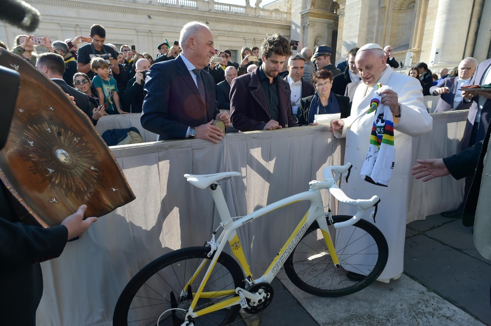 Peter Sagan s pápežom Františkom.