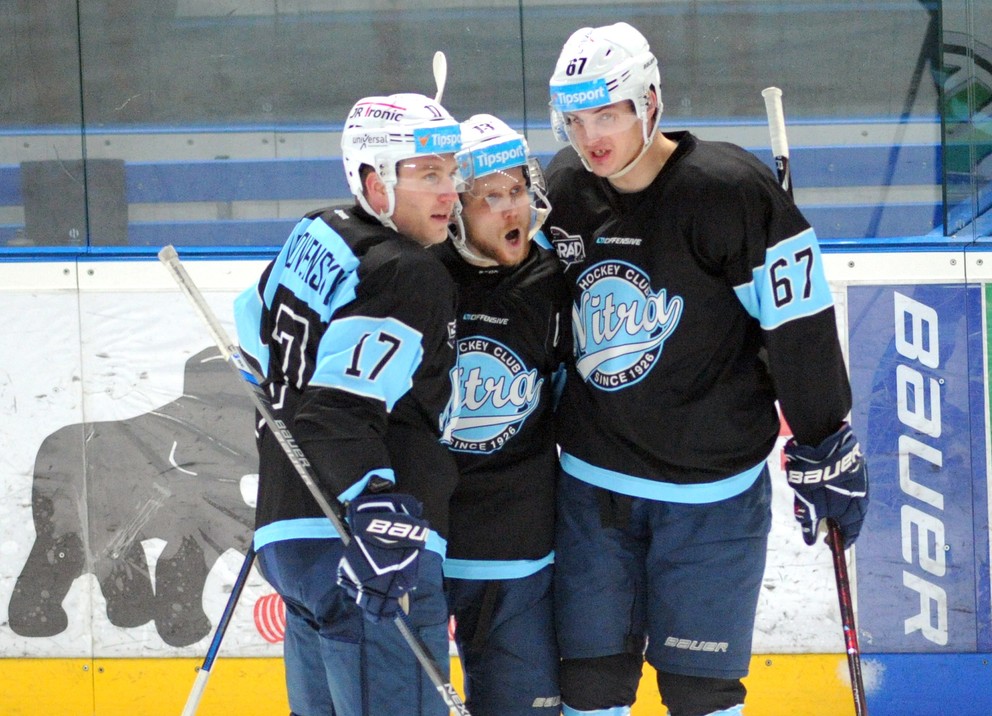 Matej Paulovič (vpravo) a Michal Krištof (v strede) sú najlepšou dvojicou v najvyššej slovenskej hokejovej súťaži.