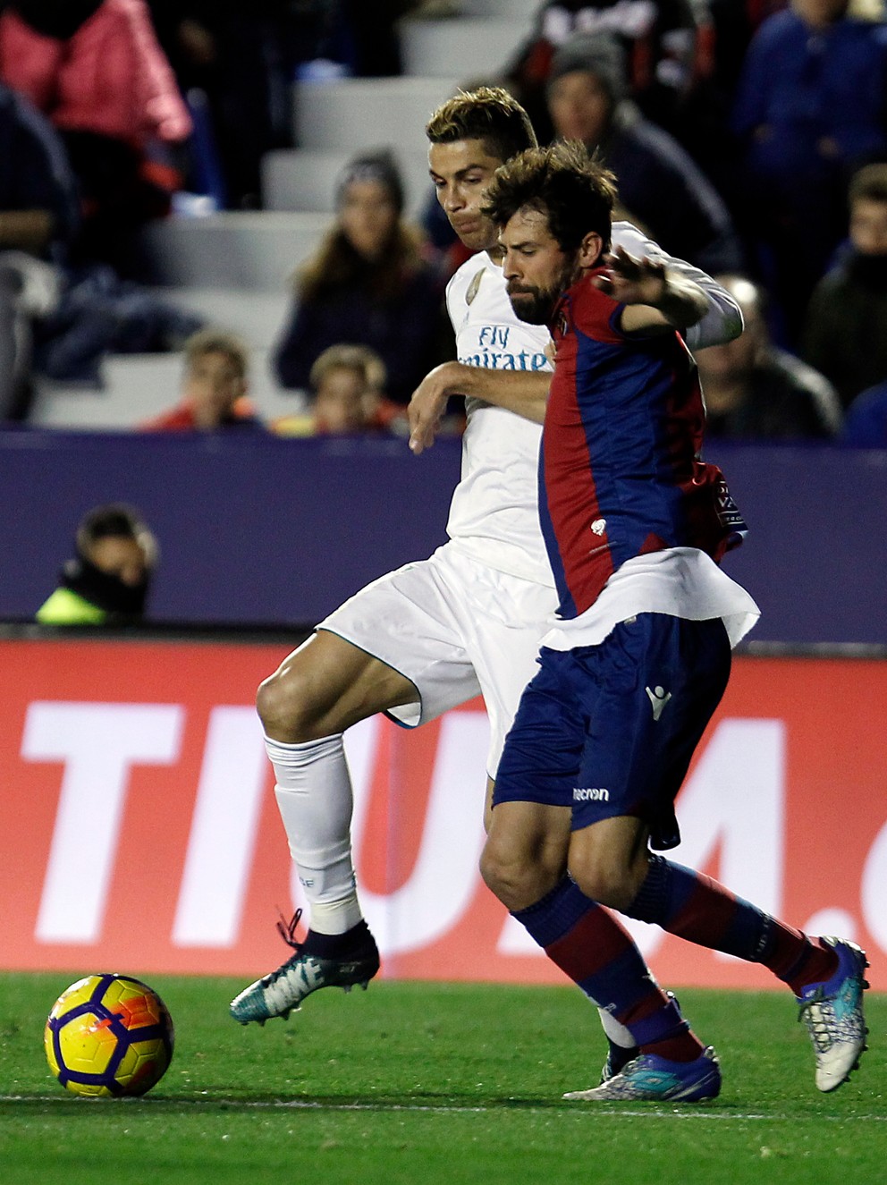 Koke (vpravo) bráni hviezdu Realu Madrid Cristiana Ronalda.