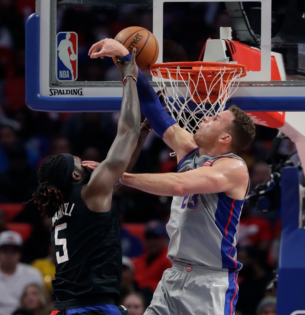 Blake Griffin (vpravo) blokuje zakončenie Montrezla Harrella.