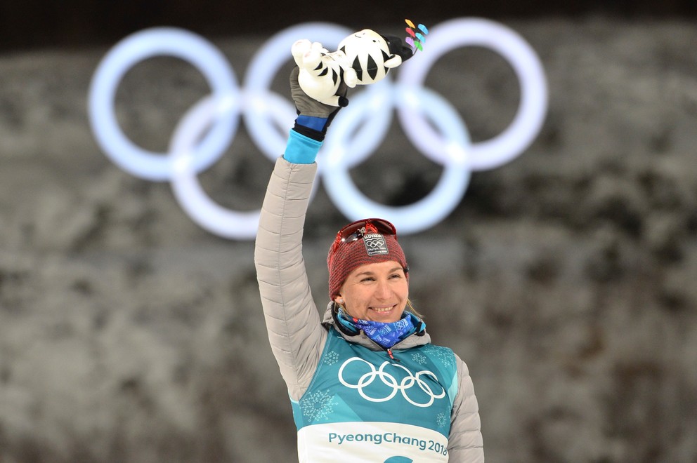 Anastasia Kuzminová oslavuje zisk druhej striebornej medaily.
