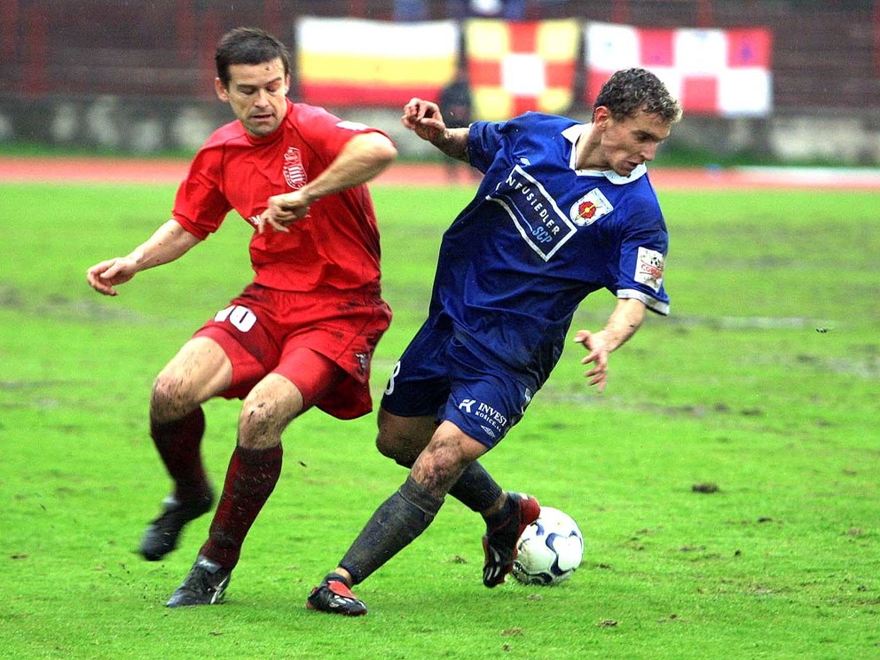 Róbert Semeník (vľavo) patril medzi veľké osobnosti slovenského futbalu. Dnes oblieka dres OŠK Sása v stredoslovenskej piatej lige.