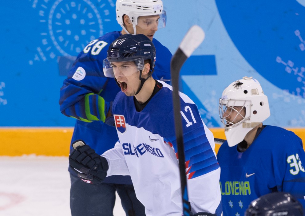 Slovenský hokejista Miloš Bubela sa raduje z gólu na olympiáde v Pjongčangu.