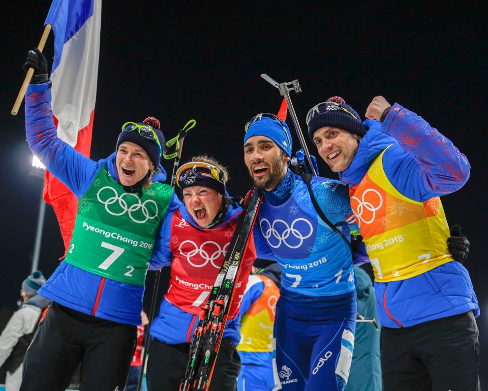 Francúzsky tím oslavuje víťazstvo - Anais Bescondová (vľavo), Marie Dorin Hapertová (druhá zľava), Martin Fourcade (druhý sprava) a Simon Desthieux.