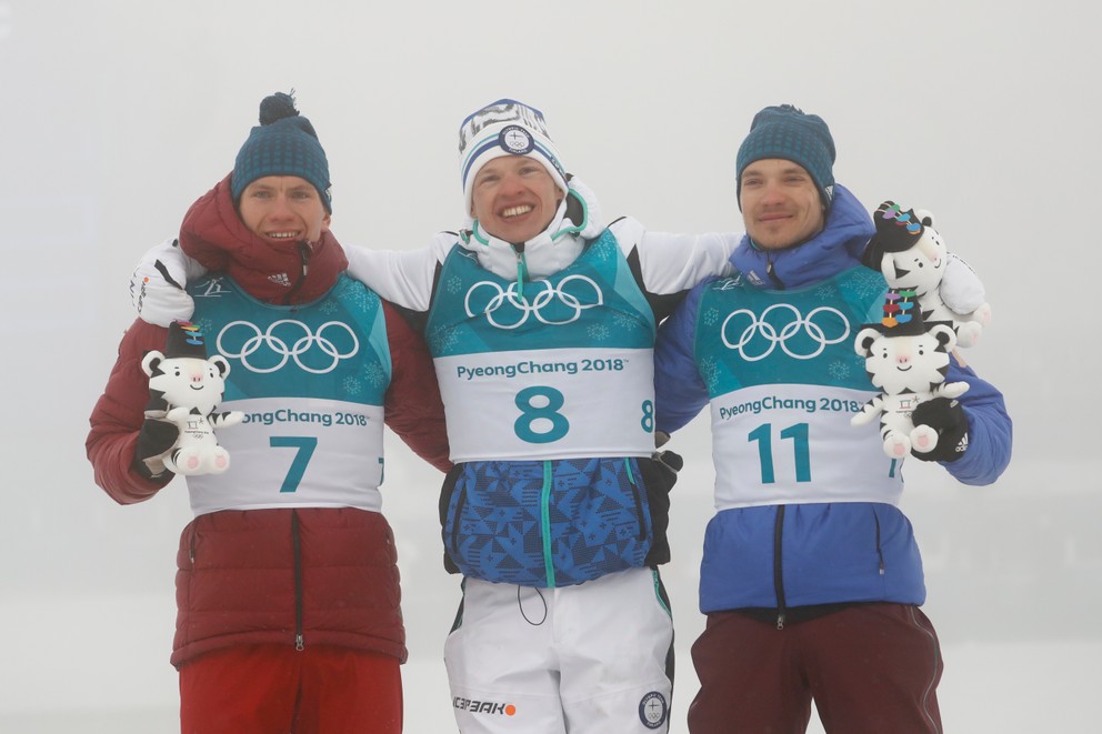 Pred objektívmi fotografov pózujú traja najlepší z pretekov na 50 kilometrov - zľava strieborný Alexander Bolšunov, zlatý Iivo Niskanen a bronzový Andrej Larkov.