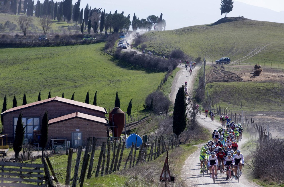 Momentka z populárnych talianskych pretekov Strade Bianche.