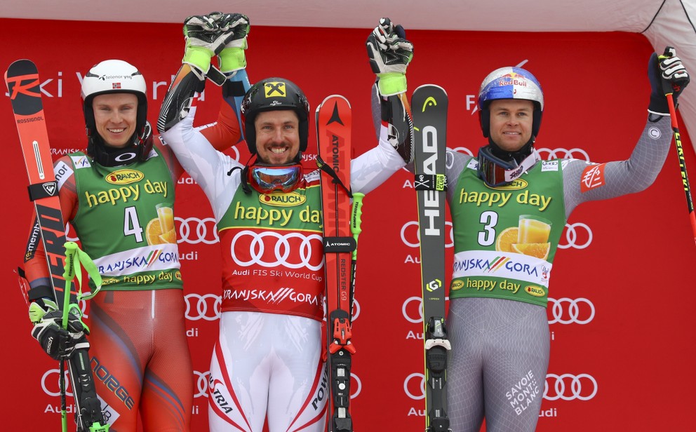Marcel Hirscher (uprostred) vyhral obrovský slalom v Kranjskej Gore získal malý glóbus.