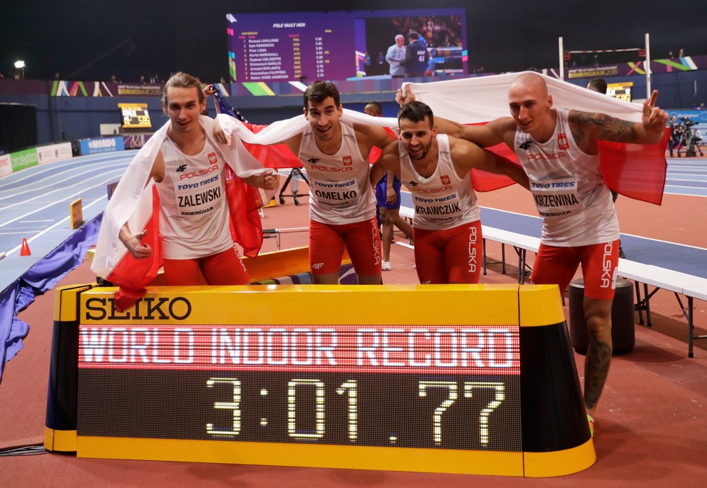 Poľská mužská štafeta v zložení zľava Karol Zalewski, Rafal Omelko, Lukasz Krawczuk a Jakub Krzewina získala zlato v behu na 4x400 m v novom svetovom halovom rekorde.