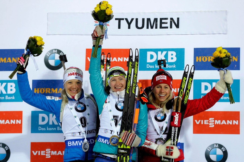 Posledný šprint aktuálnej sezóny ovládla Daria Domračevová z Bieloruska (v strede). Druhá skončila Kaisa Makarainenová a tretia Nórka Tiril Eckhoffová (vpravo).